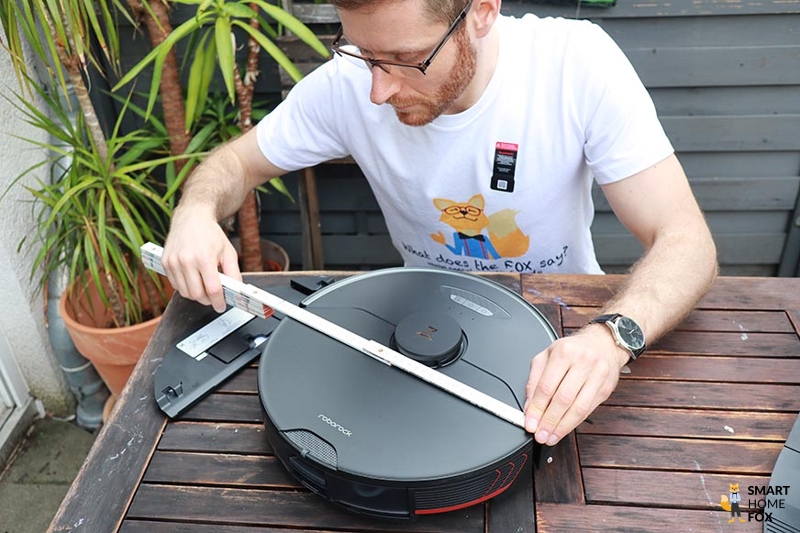 Roborock S7 MaxV измеряется линейкой